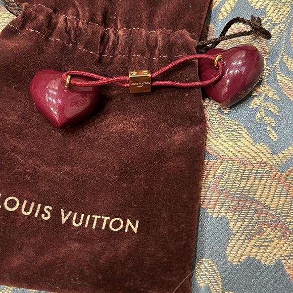 Louis Vuitton heart shaped ponytail holder - Picture 3 of 4